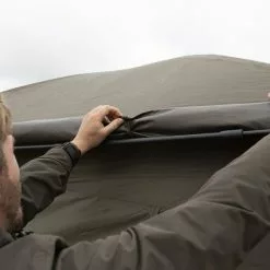 Gorra Avid Carp Screen House Con Visera -Bobinas a granel Ventas 2023 04 A0530014 screenhouse 4d peaked skull cap ls 550x550 1